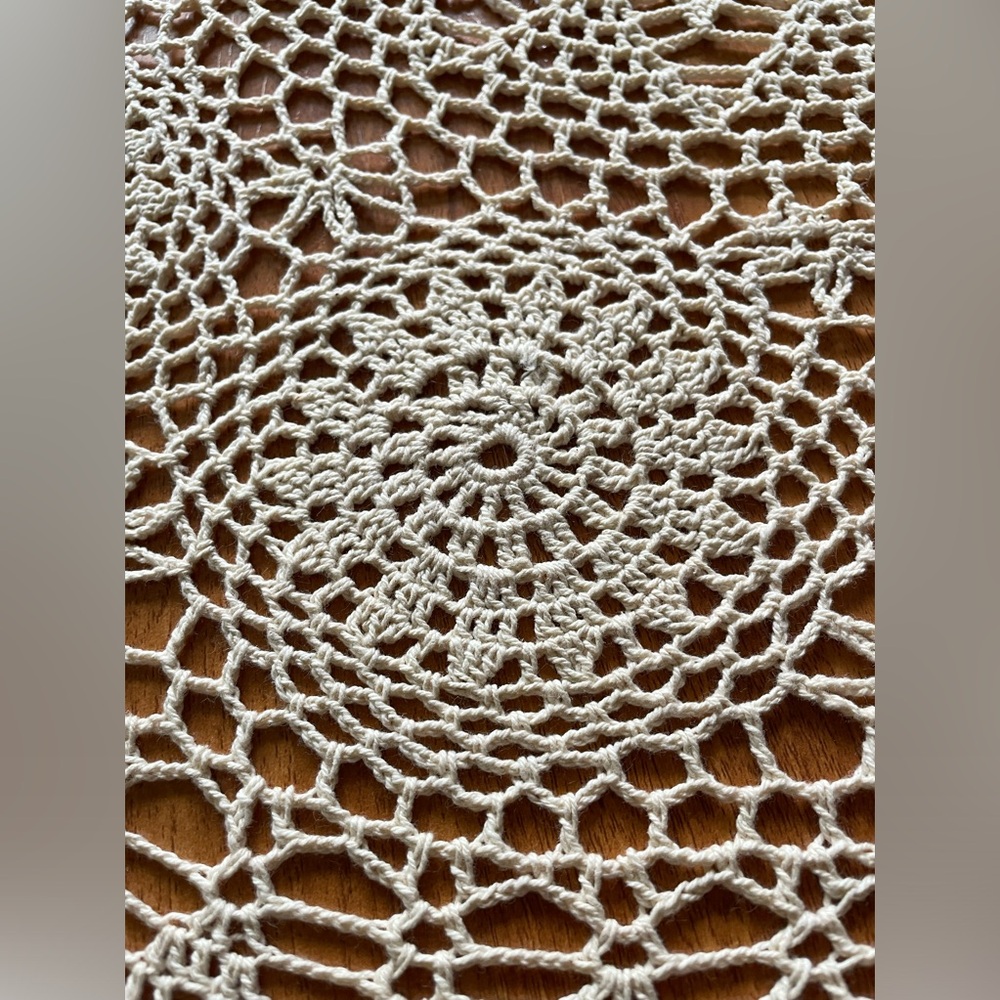 Hand crochet round table cloth - Picture 4 of 7